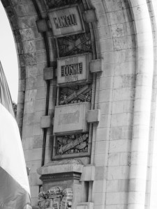 Arcul de Triumf din București este încă un monument ciuntit, o filă de istorie deformată, care nu prezintă interes pentru autoritățile României.