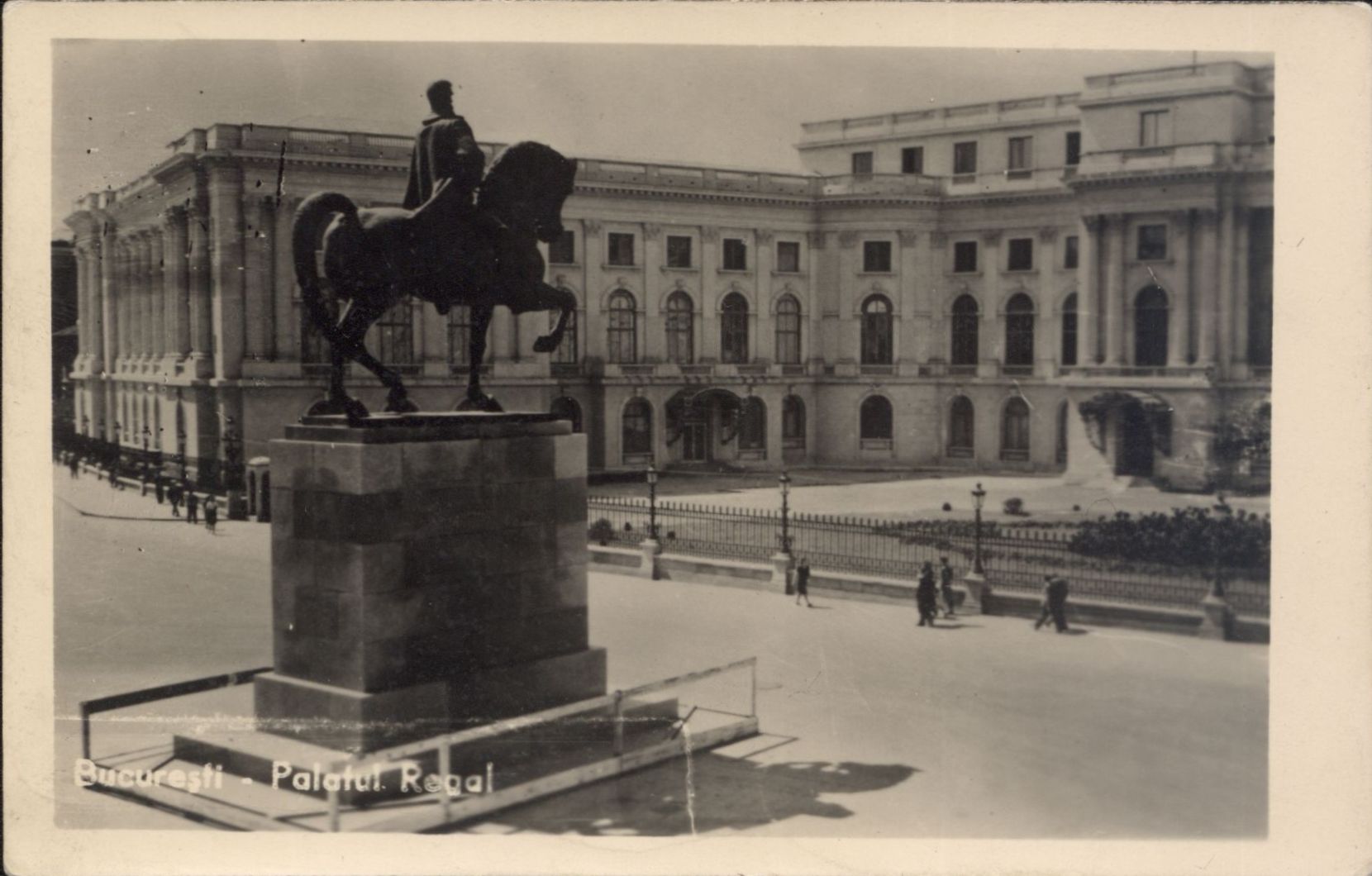 Statuia originală a Regelui Carol I, realizată în 1939 și distrusă în 1948, de regimul comunist. Astăzi există varianta refăcută și dezvelită în 2010, pe același amplasament, vizavi de Palatul Regal, în fața Bibliotecii Centrale Universitare.